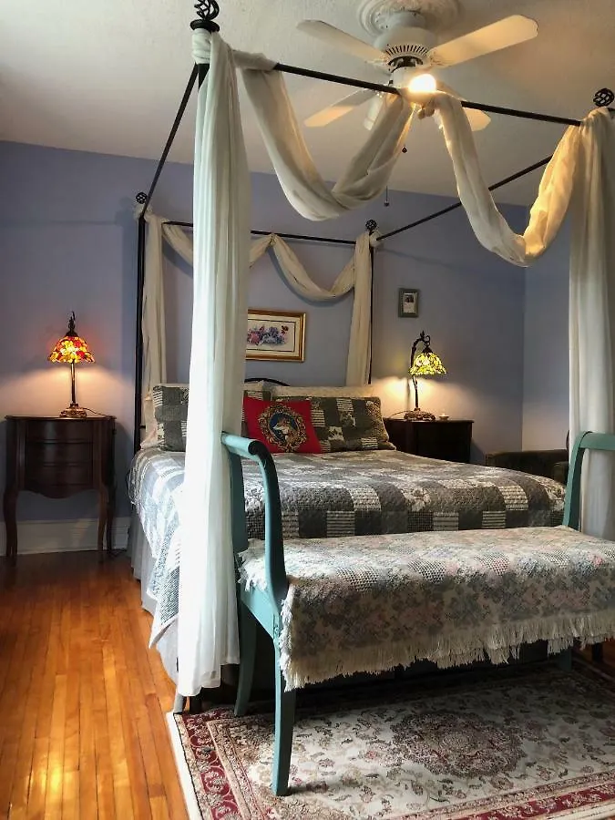 Blue Gables Bed And Breakfast Niagara Falls Bed & Breakfast
