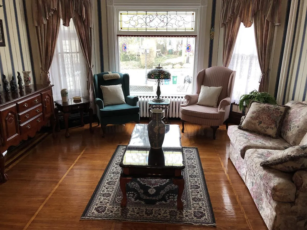 Blue Gables Bed And Breakfast Niagara Falls Bed & Breakfast